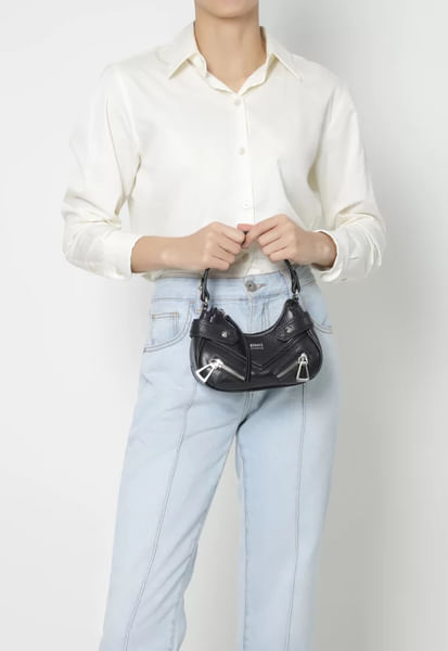 bolsa-tiracolo-suri-triangle-couro-preta-50018-schutz-2