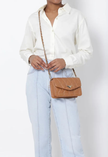 bolsa-tiracolo-pequena-944-couro-marrom-schutz-2