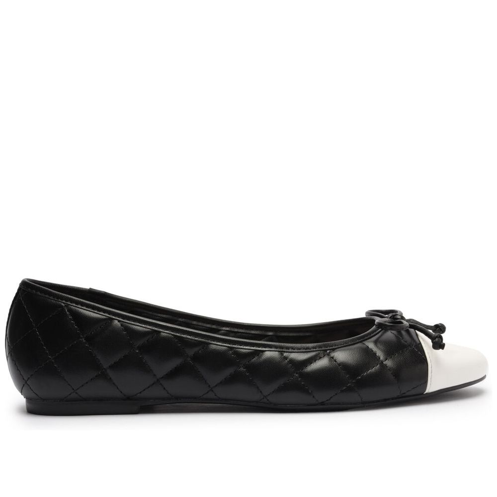 sapatilha-preta-couro-matelasse-cap-toe-a12766-arezzo-1