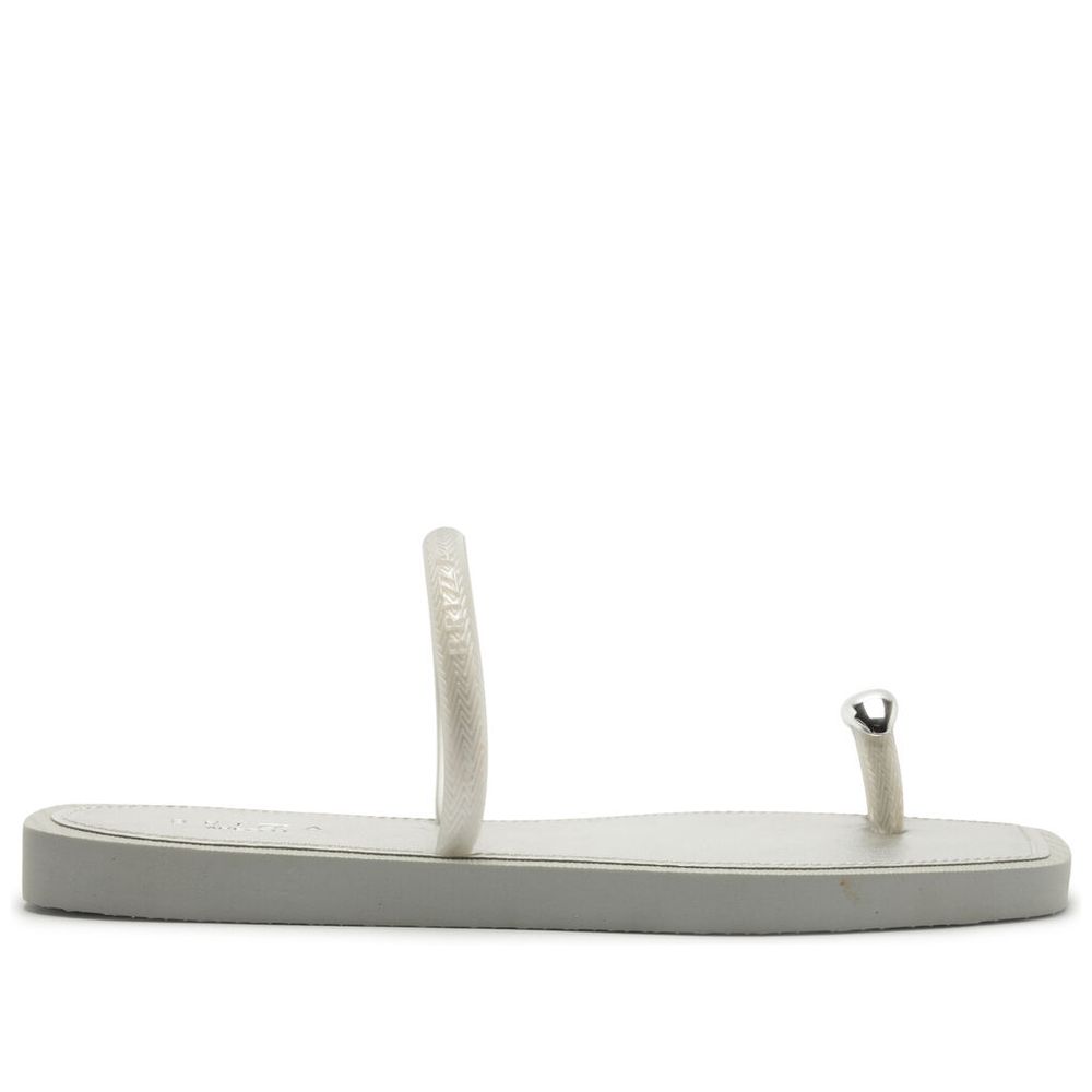 sandalia-brizza-rasteira-prateada-dedeira-1 sandalia-brizza-rasteira-prateada-dedeira-1