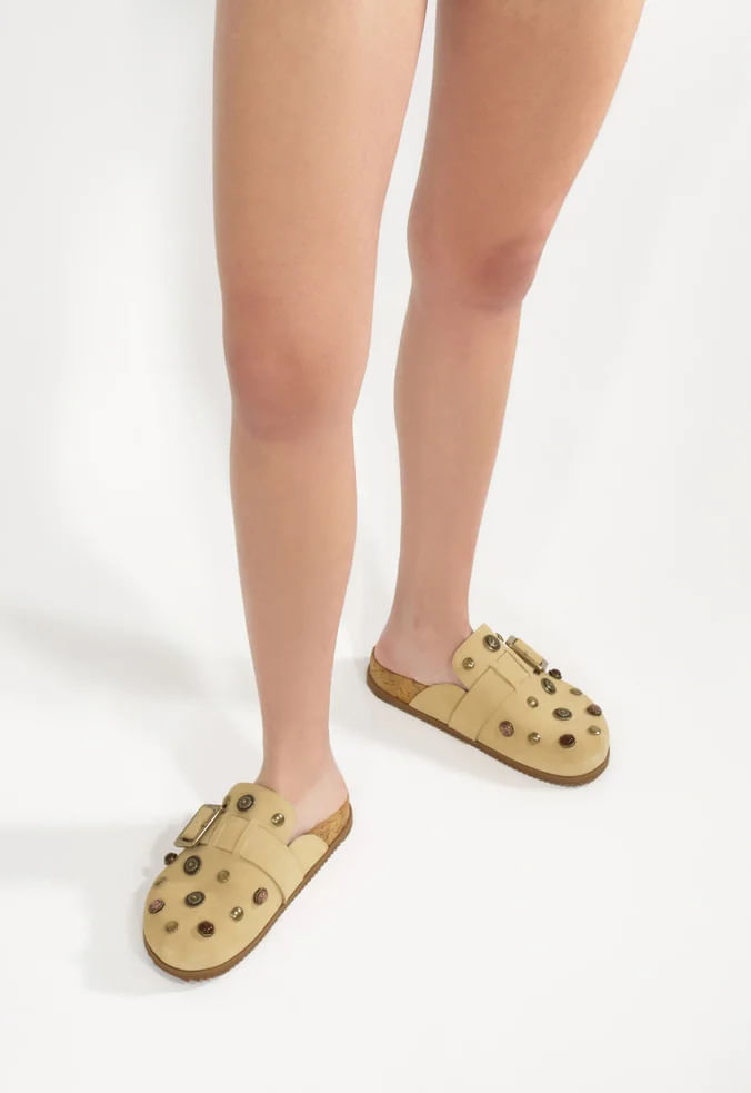 clog-schutz-couro-bege-camurca-tachas-metalicas-2