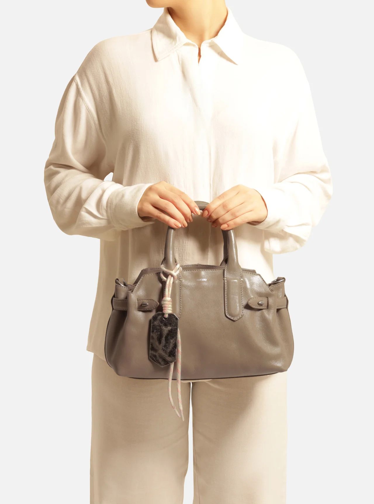 bolsa-arezzo-tote-cinza-couro-media-bag-charm-metal-2