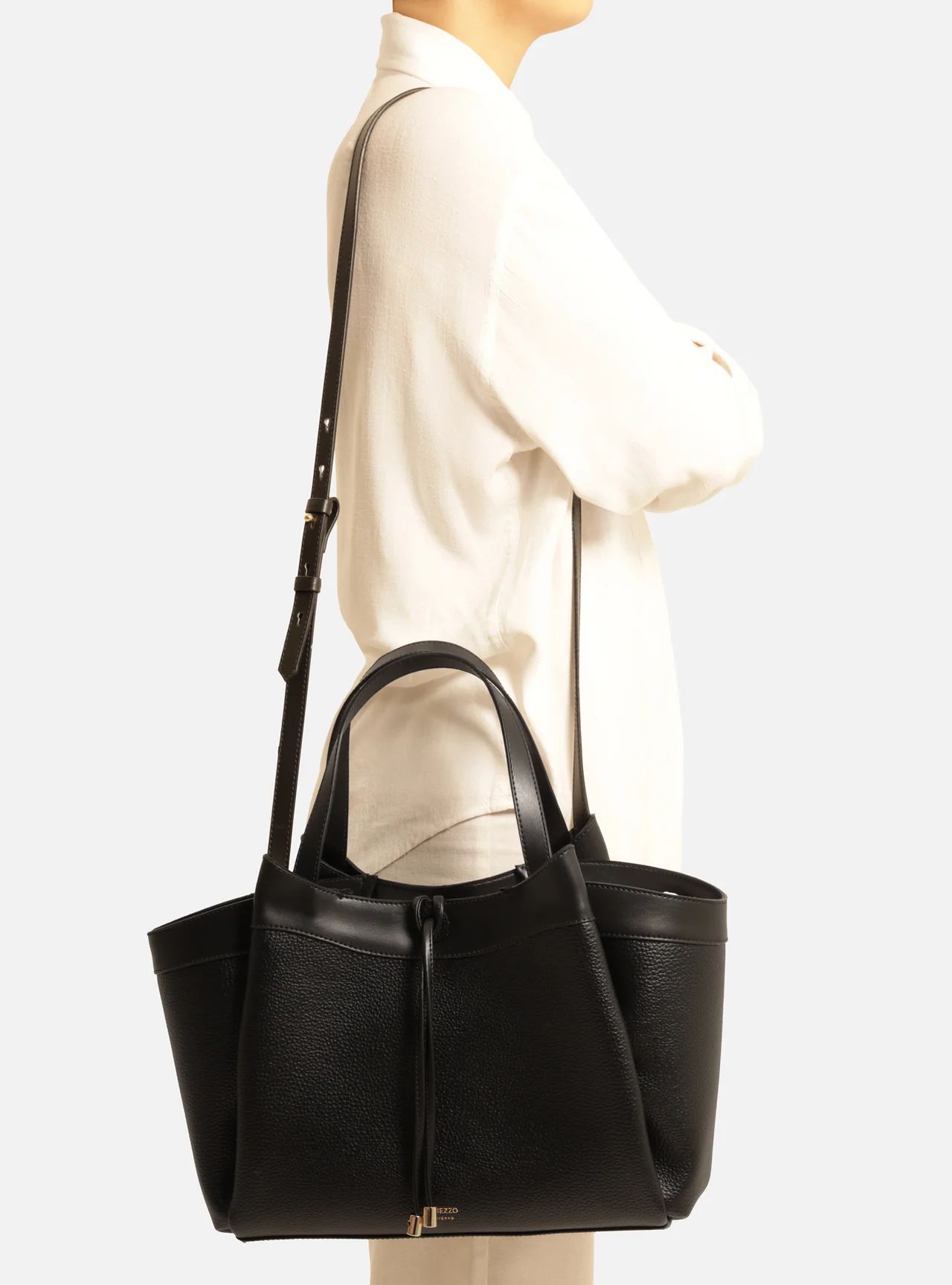 bolsa-arezzo-tote-preta-grande-bag-charm-2