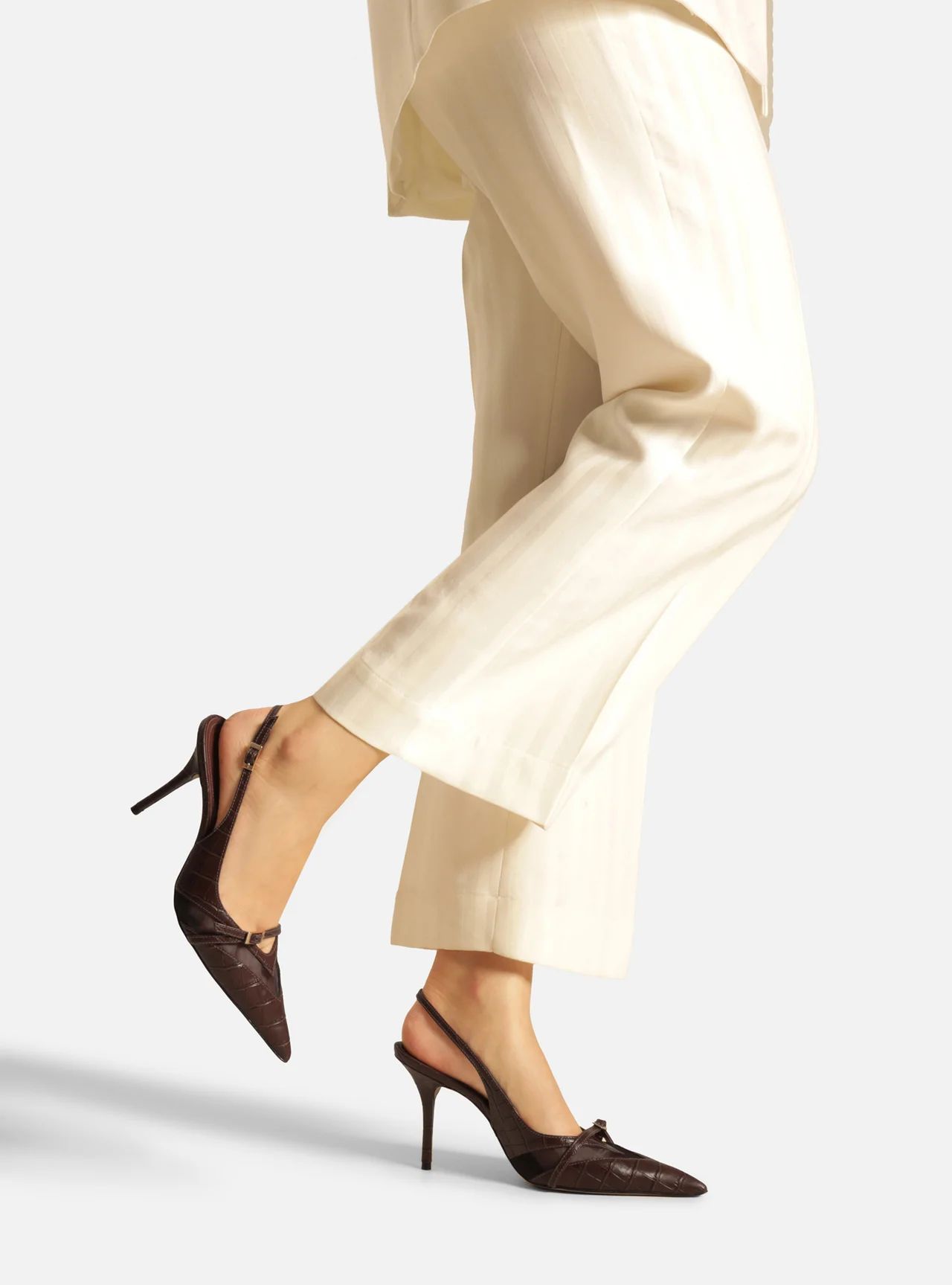 scarpin-arezzo-marrom-croco-salto-alto-slingback-tela-2