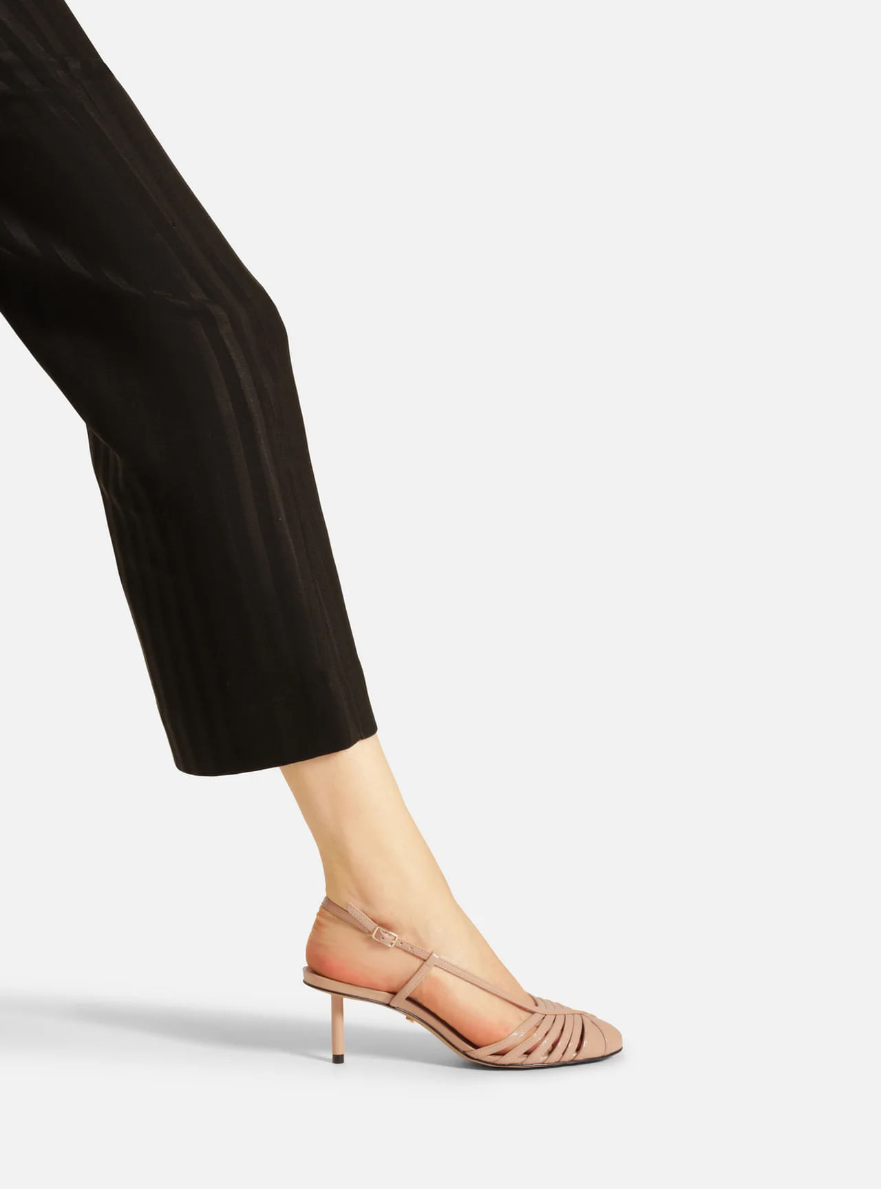 scarpin-arezzo-bege-verniz-salto-kitten-tira-continua-2