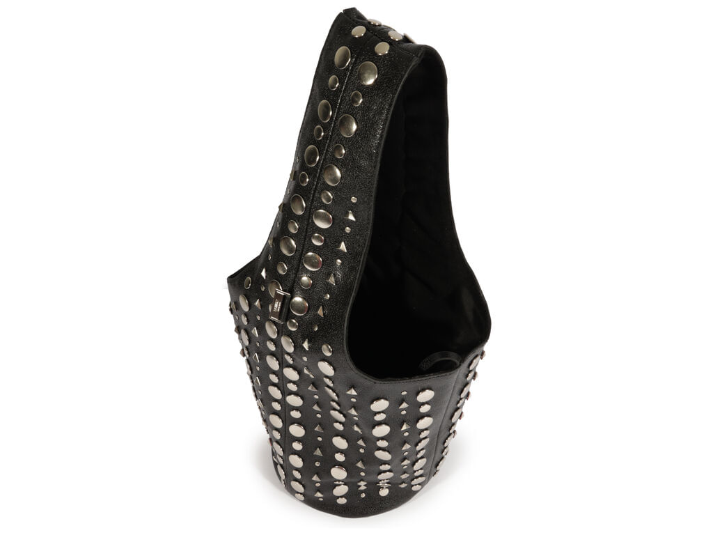 bolsa-schutz-hobo-gaia-couro-preta-media-apliques-metais-2