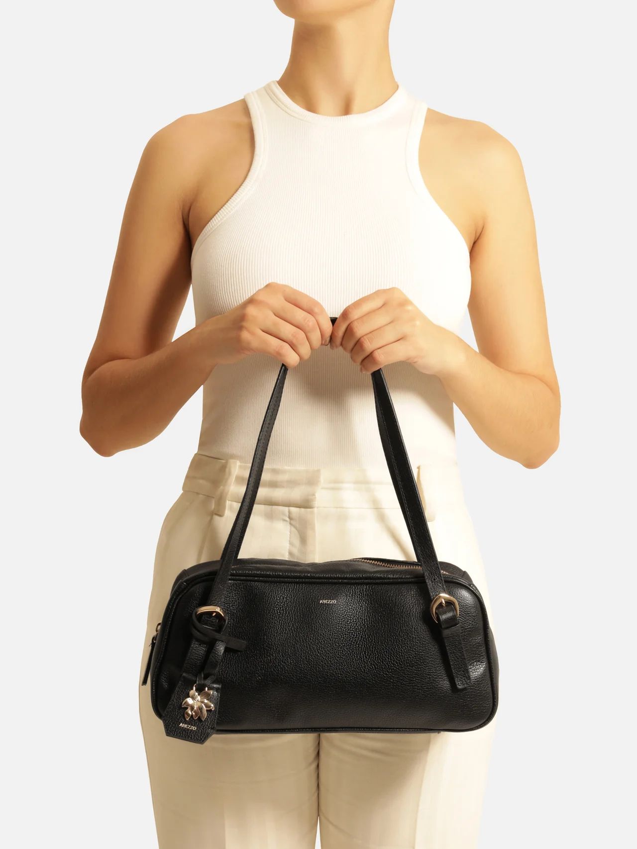 bolsa-arezzo-bowling-preta-couro-media-metal-flor-2