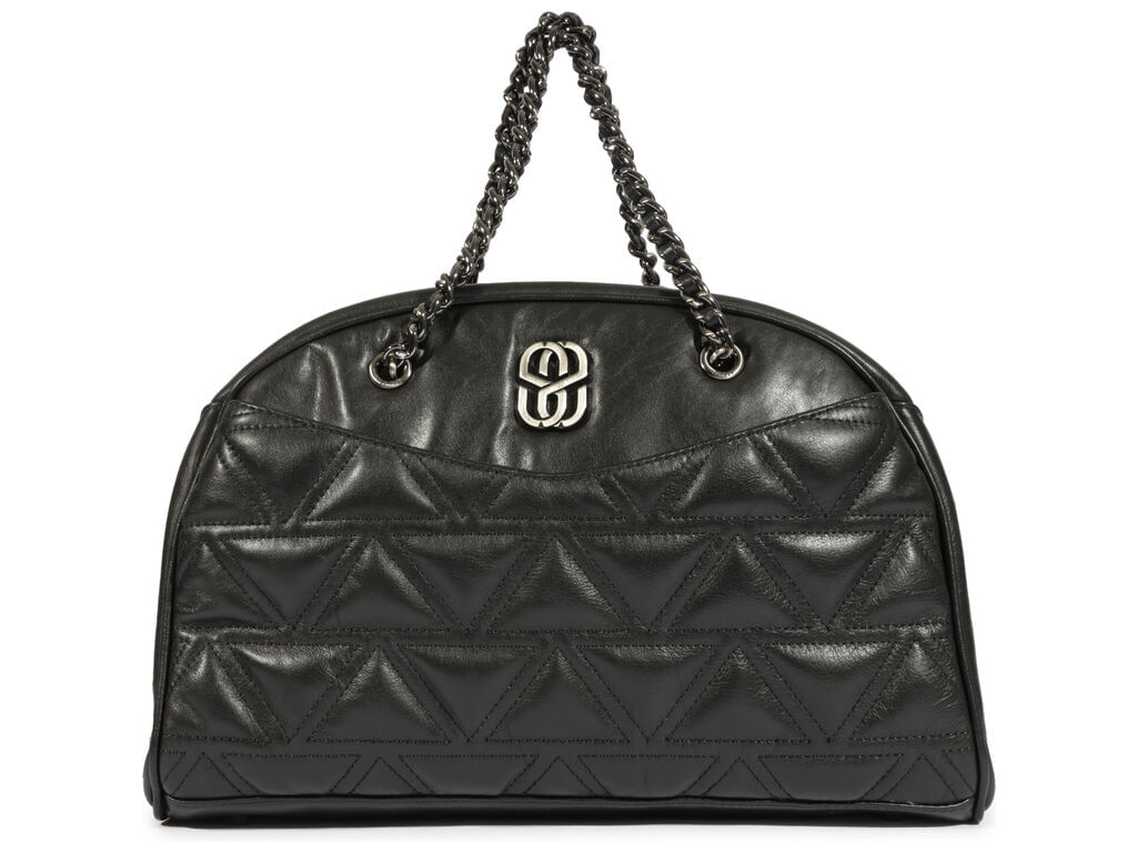 bolsa-schutz-hobo-preta-media-matelasse-triangular-1