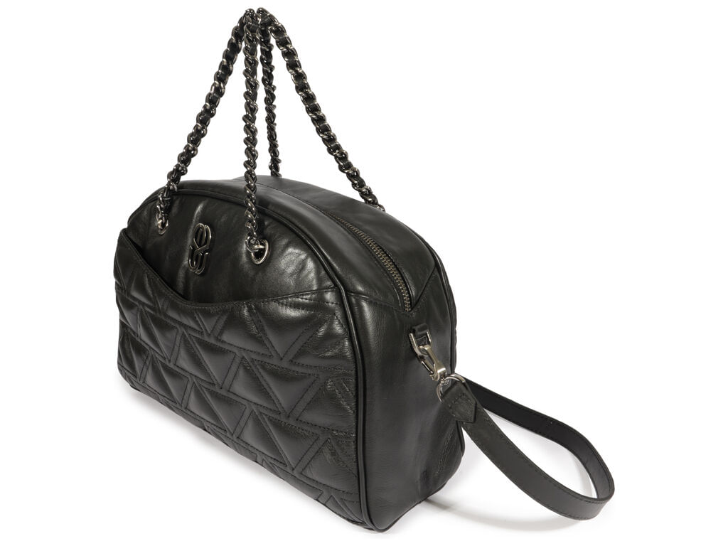 bolsa-schutz-hobo-preta-media-matelasse-triangular-2