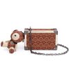 clutch-isla-trunk-sirena-monograma-canvas-caramelo-1
