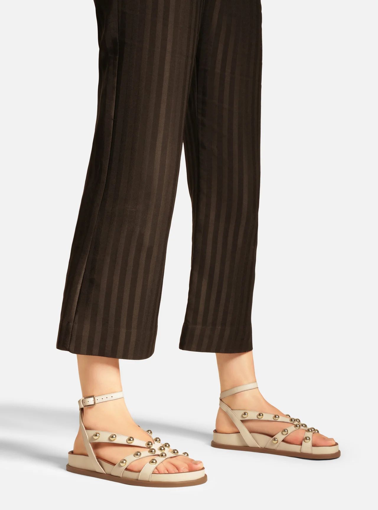 sandalia-arezzo-papete-off-white-couro-metais-esferas-2