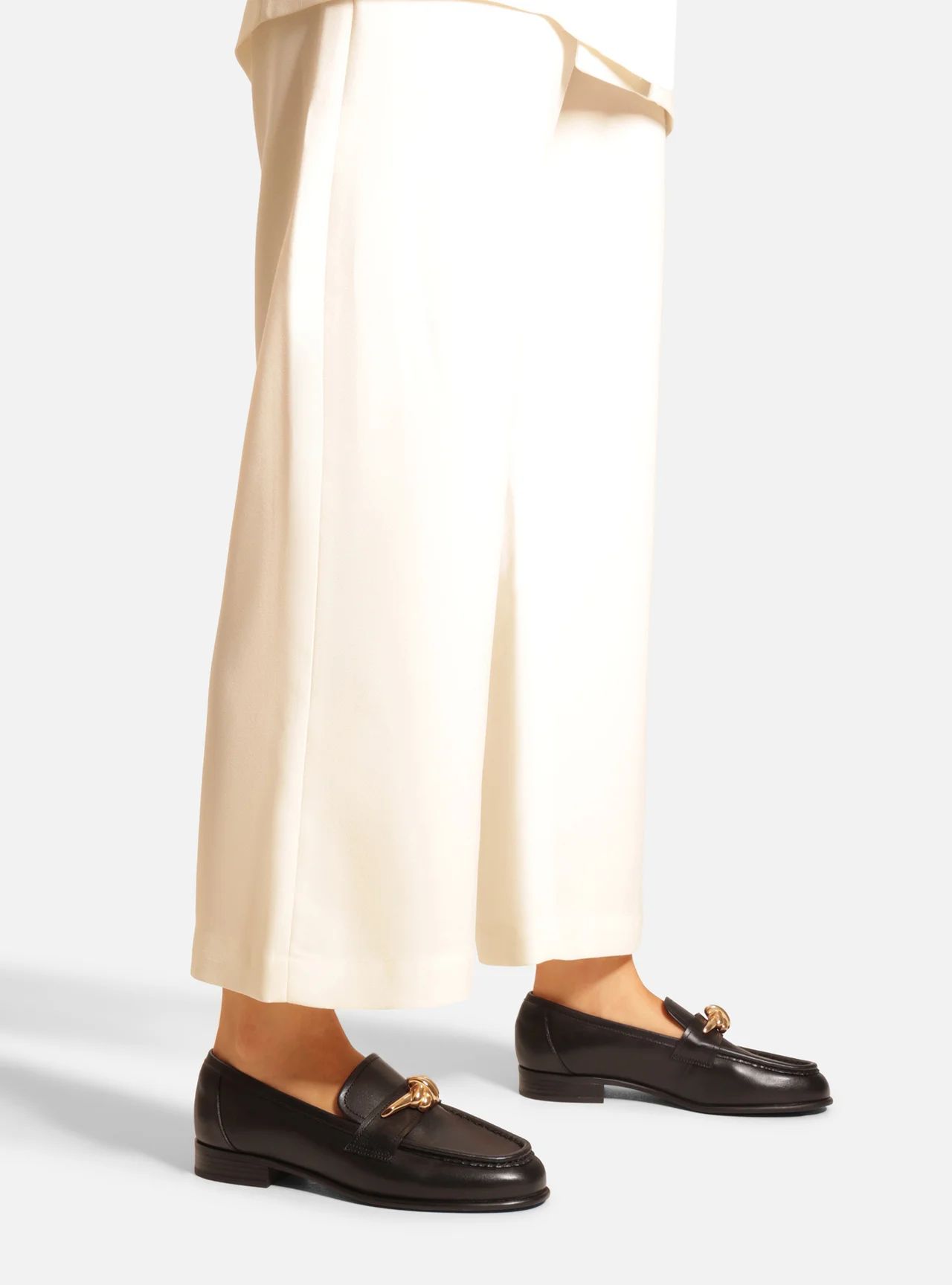 mocassim-arezzo-preto-couro-bico-redondo-metal-no-2