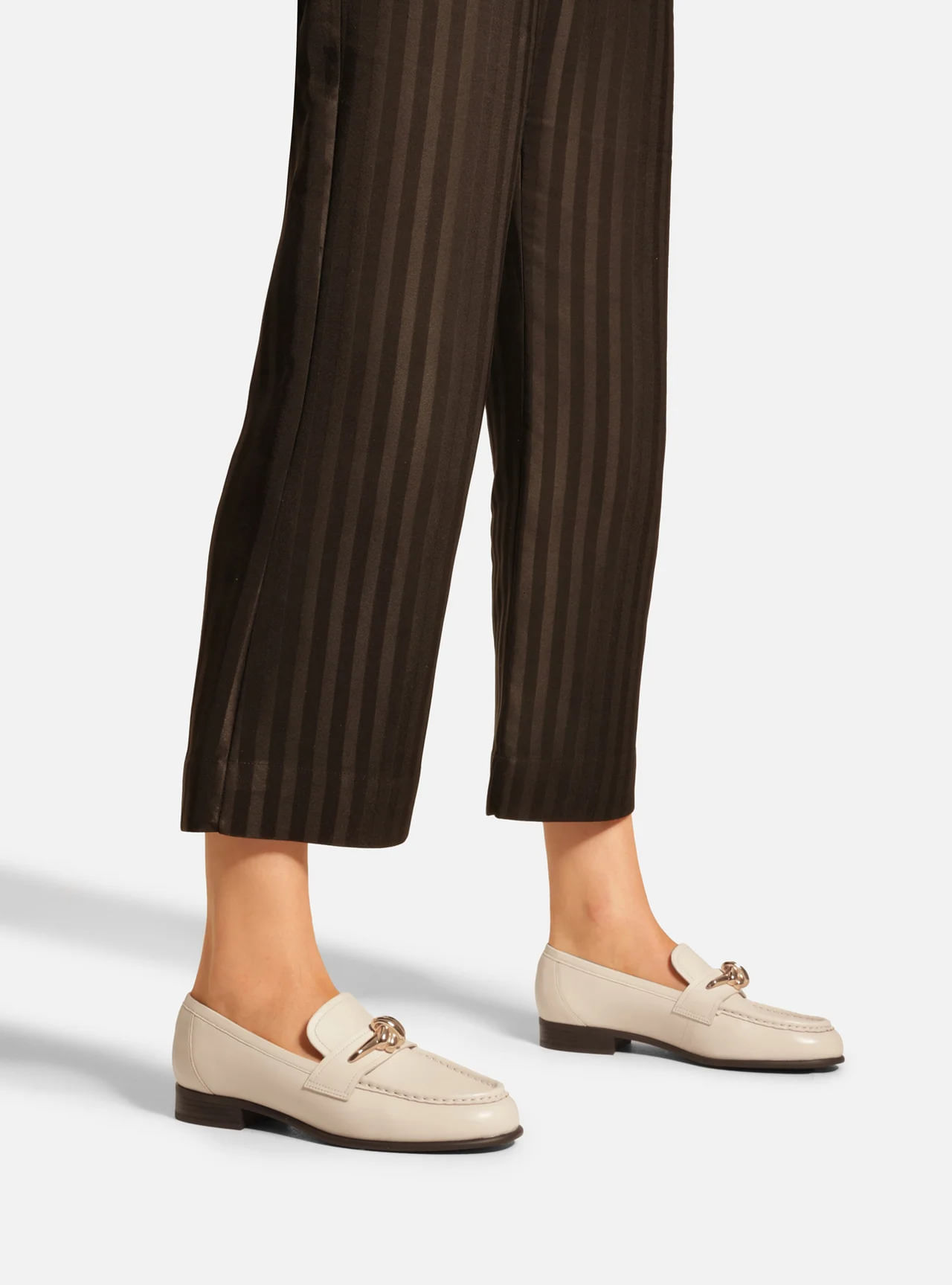 mocassim-arezzo-off-white-couro-bico-redondo-metal-no-2