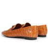 mocassim-schutz-caramelo-com-textura-croco-3