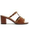 sandalia-arezzo-salto-bloco-couro-caramelo-tachas-douradas-1