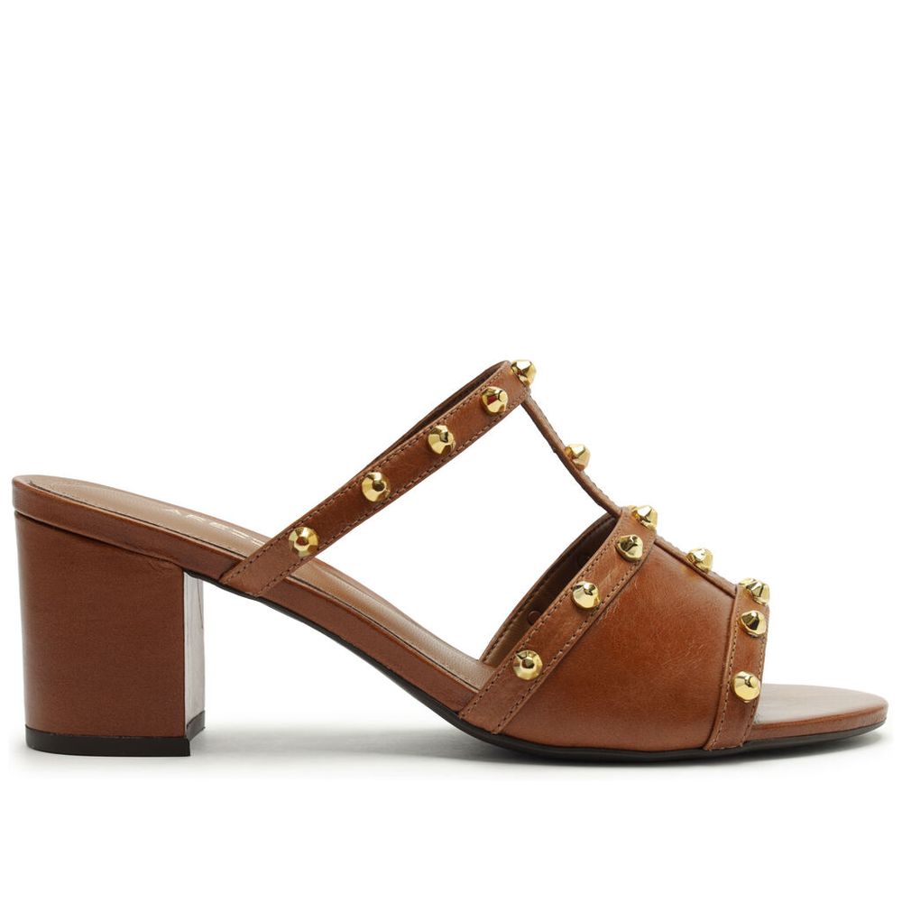 sandalia-arezzo-salto-bloco-couro-caramelo-tachas-douradas-1