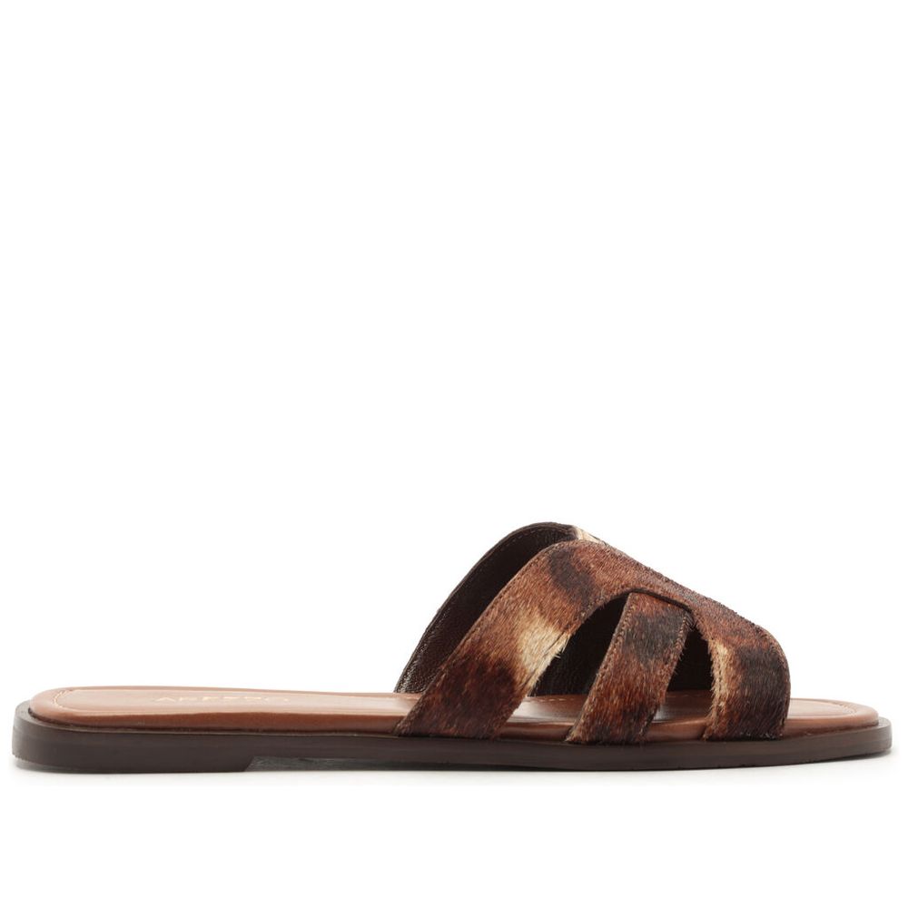 sandalia-arezzo-rasteira-pelo-marrom-tiras-vazadas-1