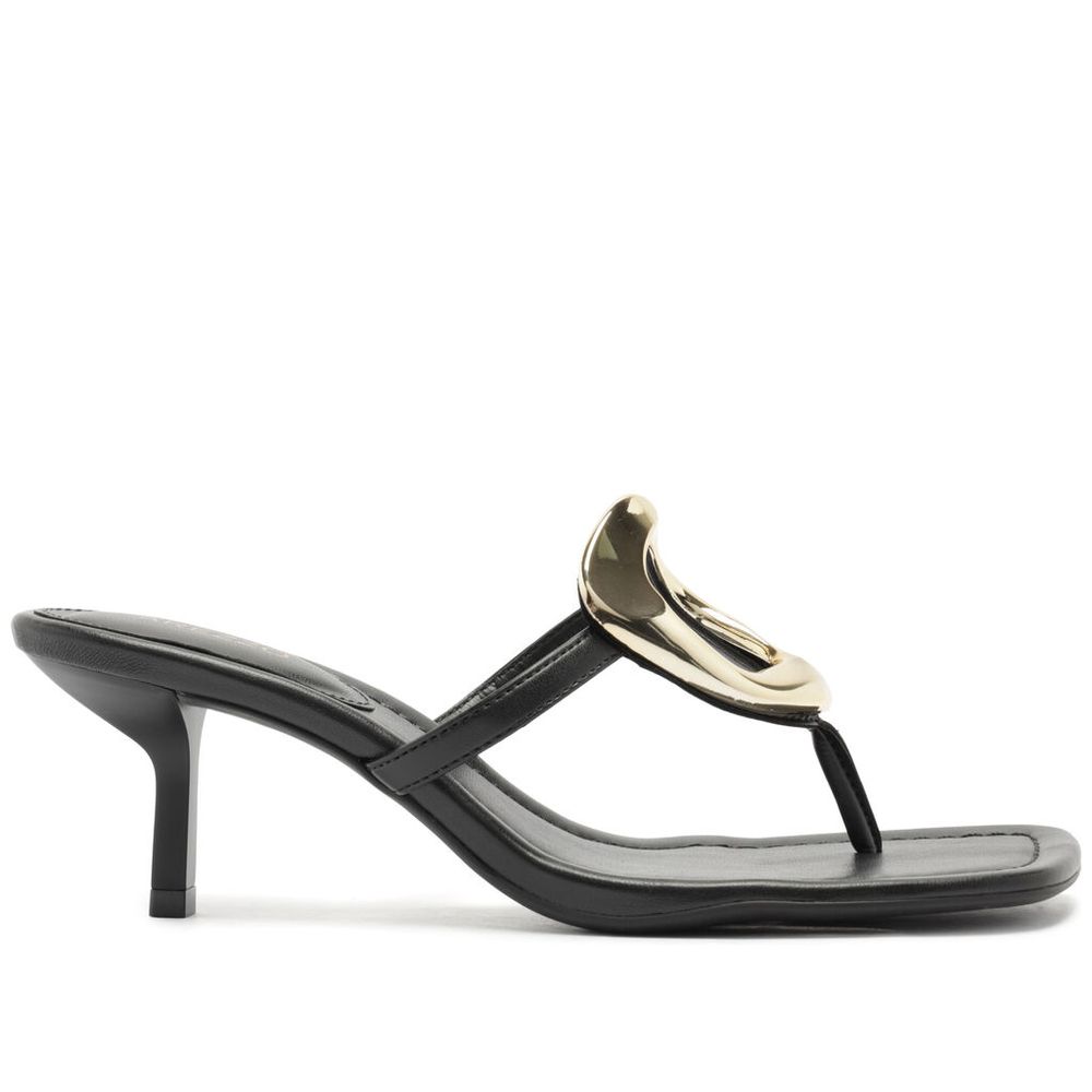 sandalia-arezzo-preta-detalhe-metalico-dourado-salto-fino-baixo-1