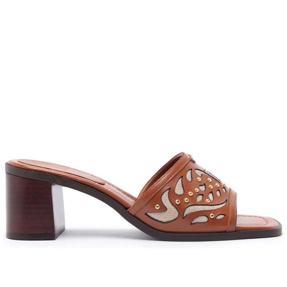 tamanco-arezzo-marrom-recortes-vazados-tachas-douradas-1