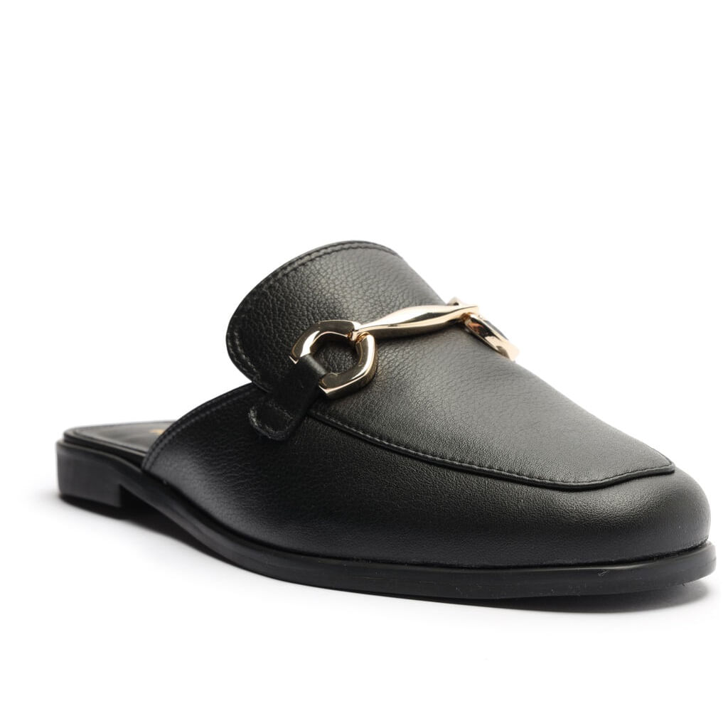 mule-preta-couro-fivela-dourada-arezzo-1